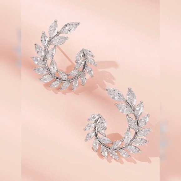 3/$30 DELICATE CRYSTAL LEAVES SILVER EARRINGS STUD - Picture 3 of 10